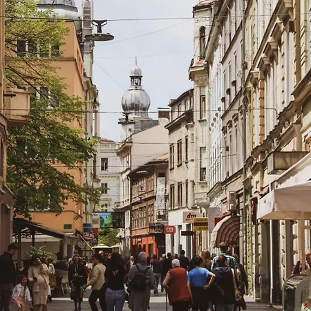 Old Town Center 2+2 شقة *